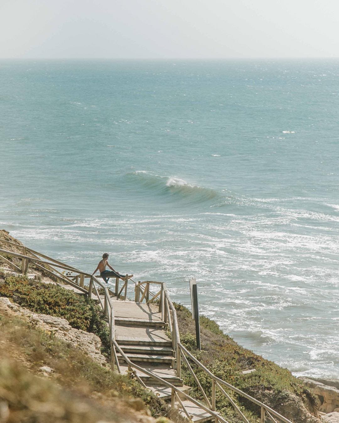 Your wetsuit is either half up or half down 👣 📷 @zacwhiteee