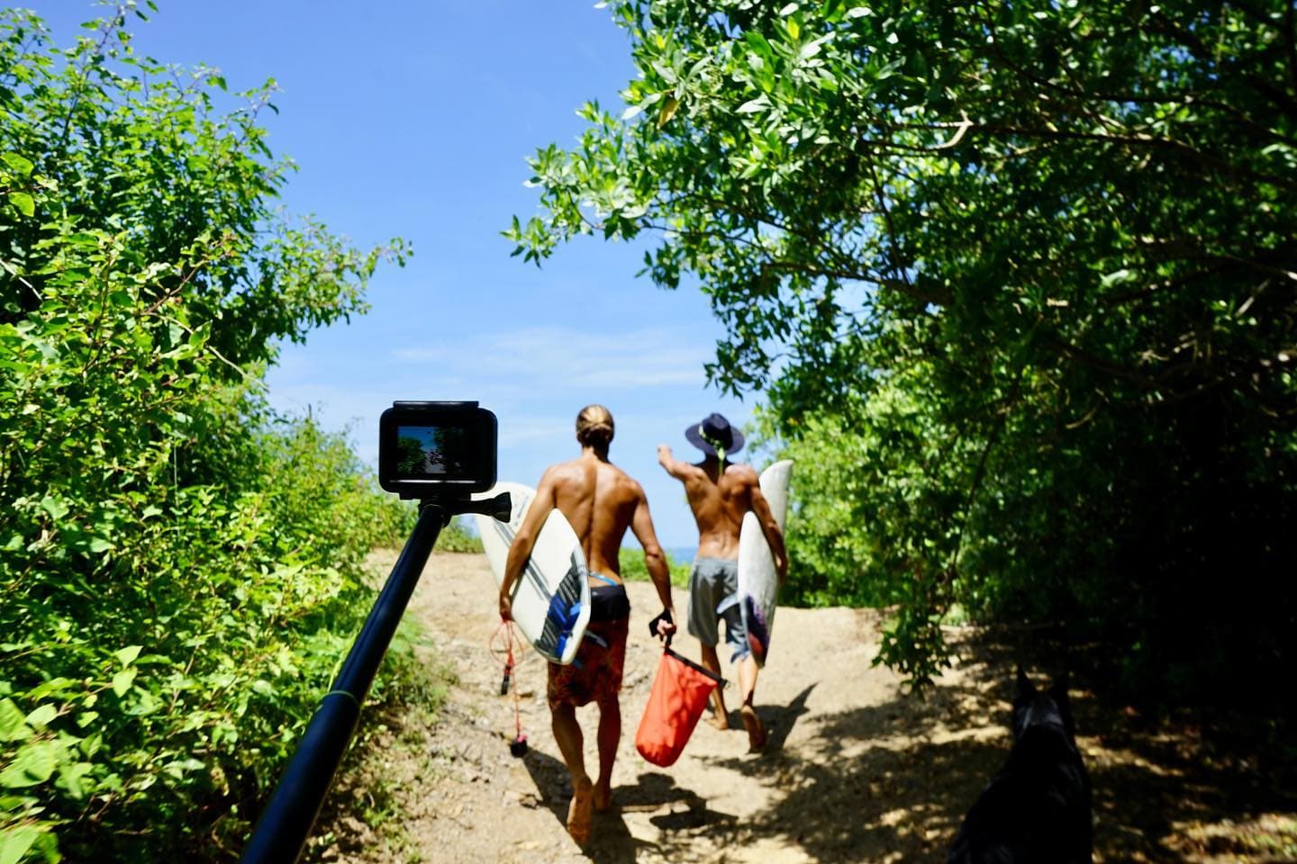 Preparando la nueva aventura con @arran_strong y recordando baños en sitios únicos 🏄🏽…