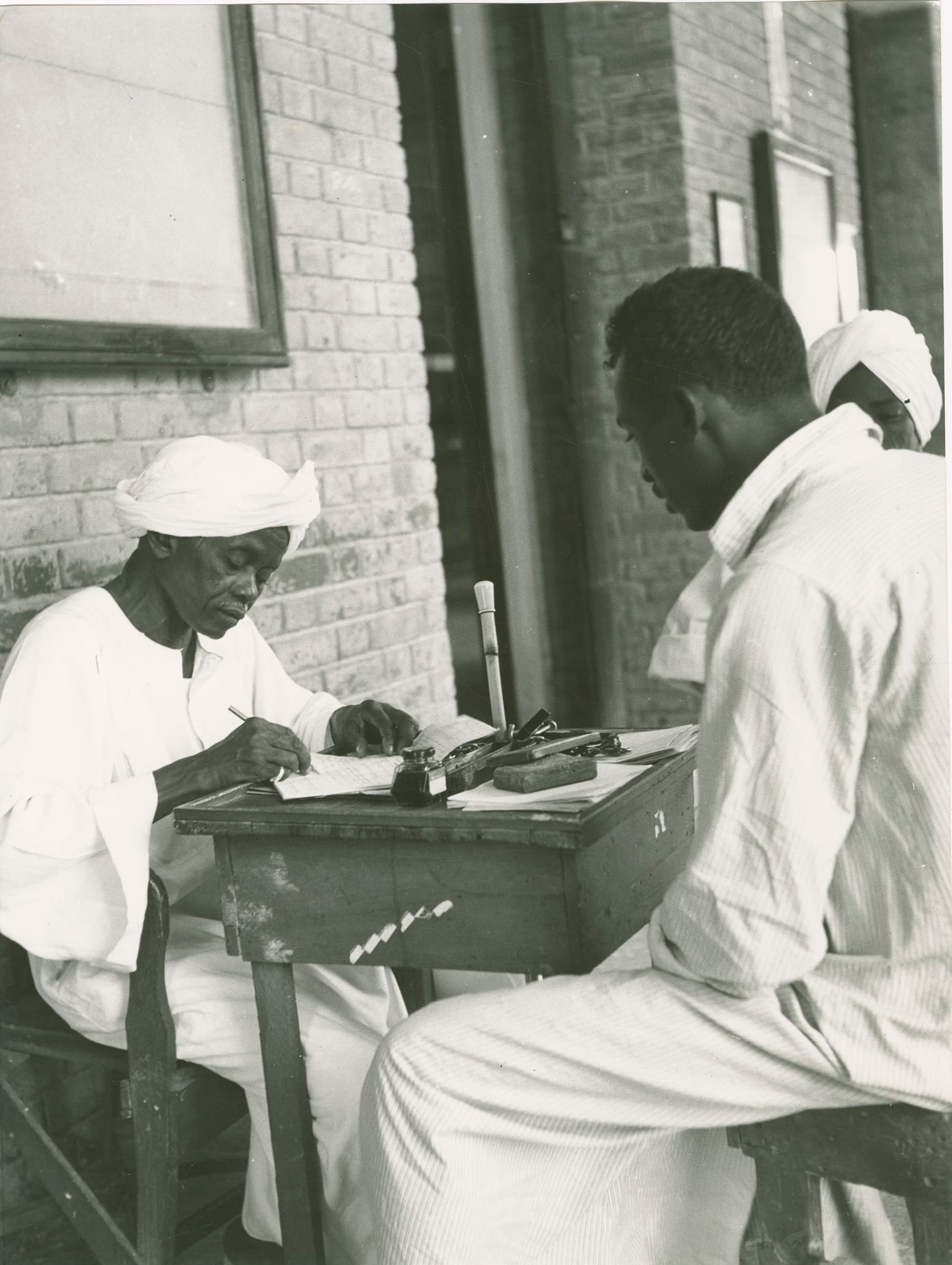 Photo A public scribe at work on a street in Khartoum 1956 - Touring Club Italiano BBT 092