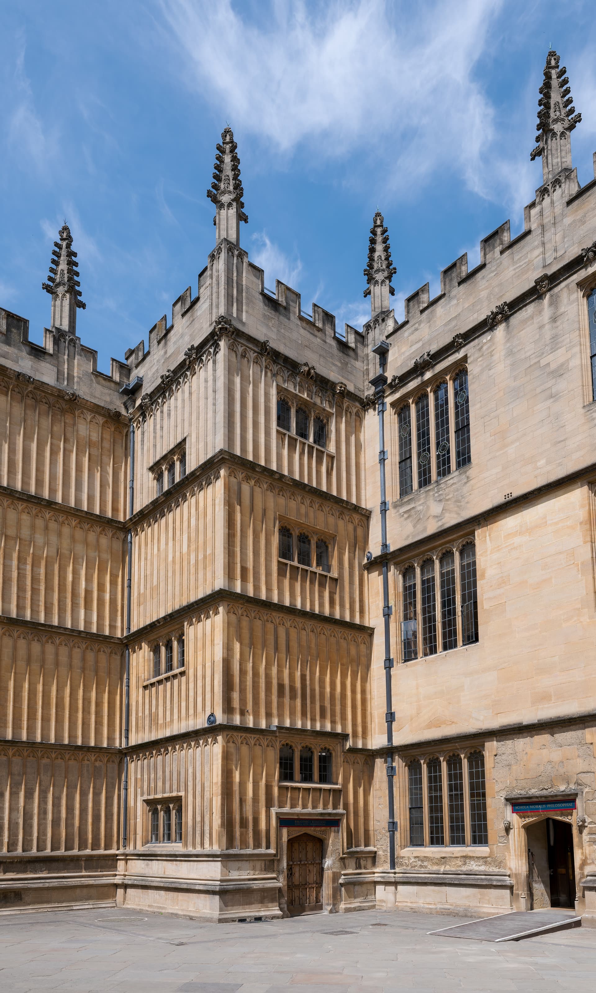 1047185 II BODLEIAN LIBRARY AND SCHOOLS QUADRANGLE INCLUDING THE DIVINITY SCHOOL AND THE CONVOCATION HOUSE, RA