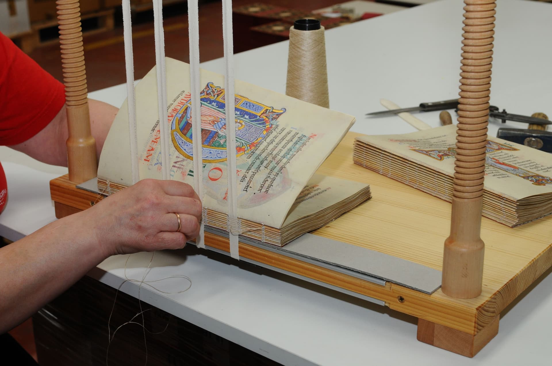 Heften-Buchblock-Handarbeit-St-Albans-Psalter-Faksimile-Buchbinderei