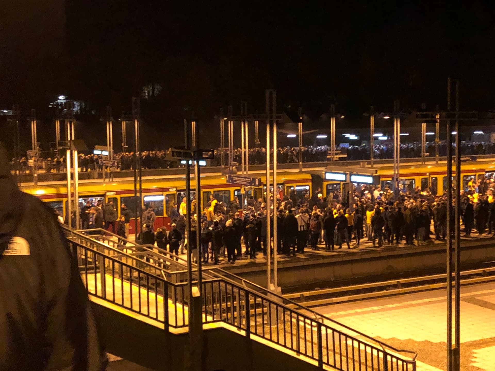 S-Bahnhof Olympiastadion, wartende Fans 01