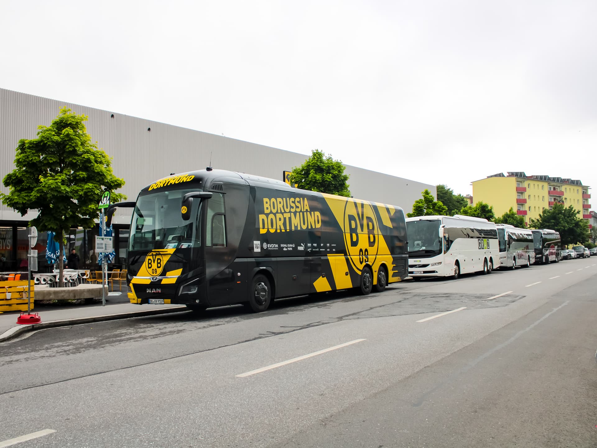 BVB Borussia Dortmund Mannschaftsbus in der Schönaugasse