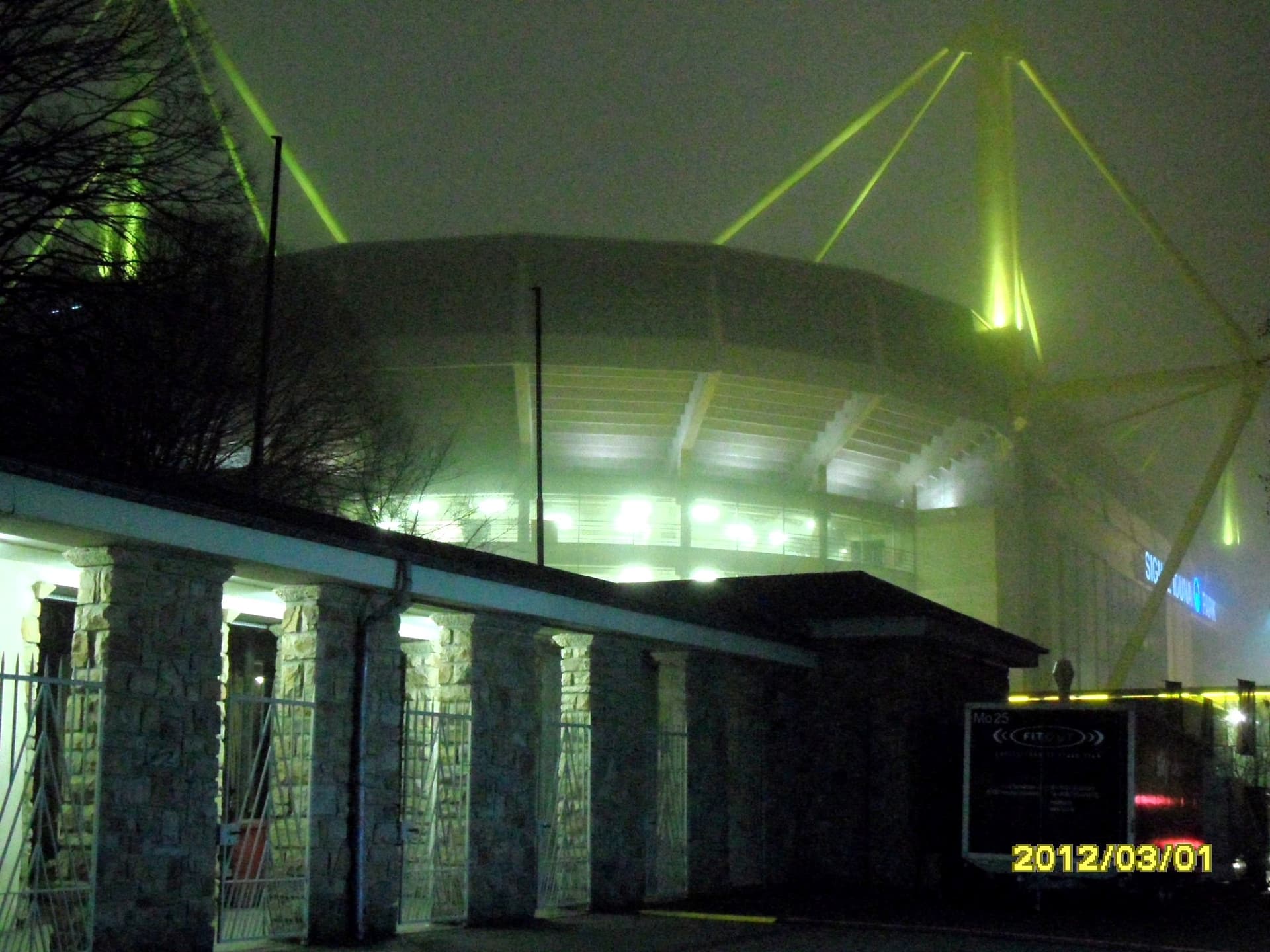 Dortmund Stadion von NE bei Nebel März 2013