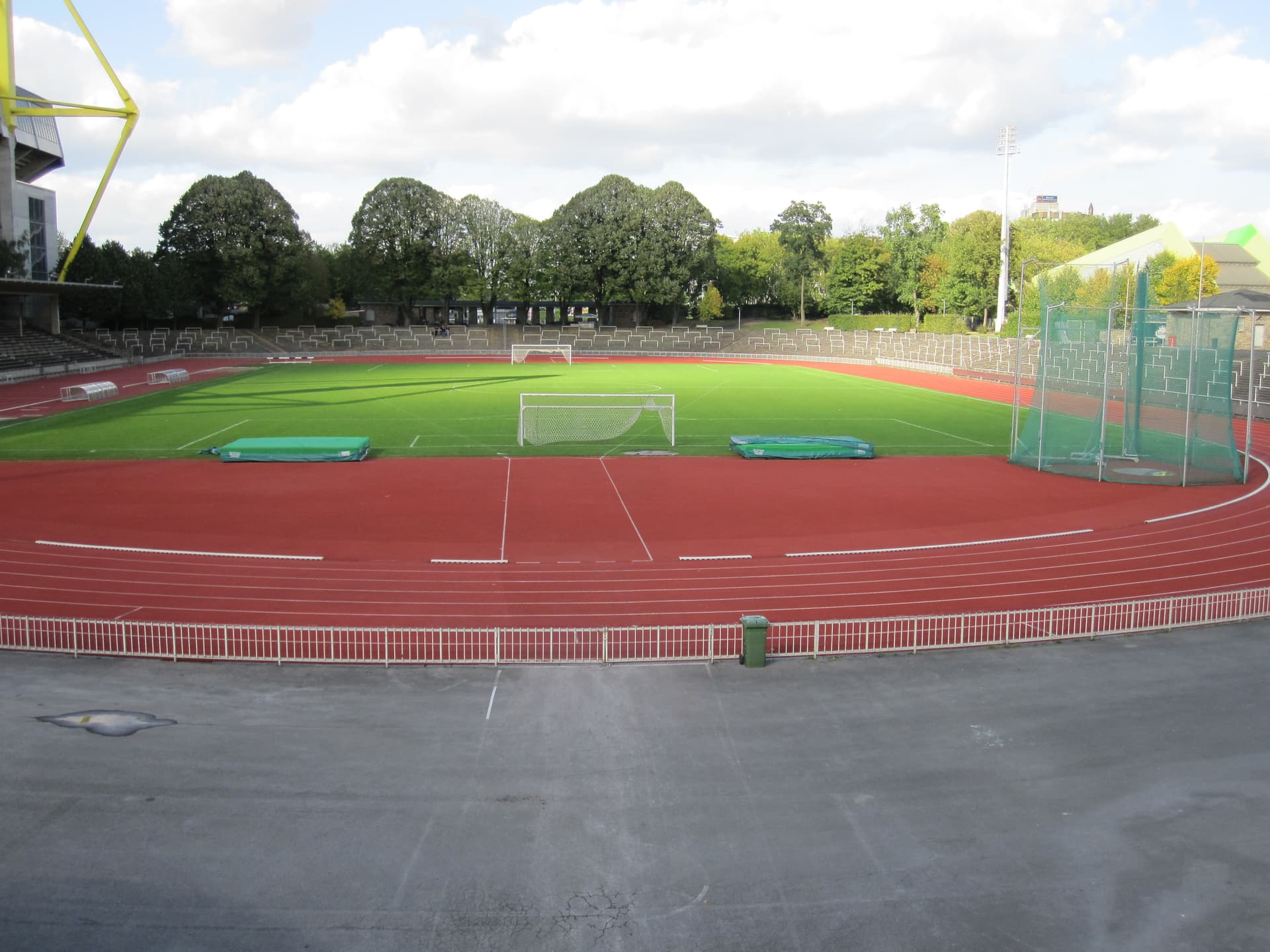 StadionRoteErdeSpielfeld