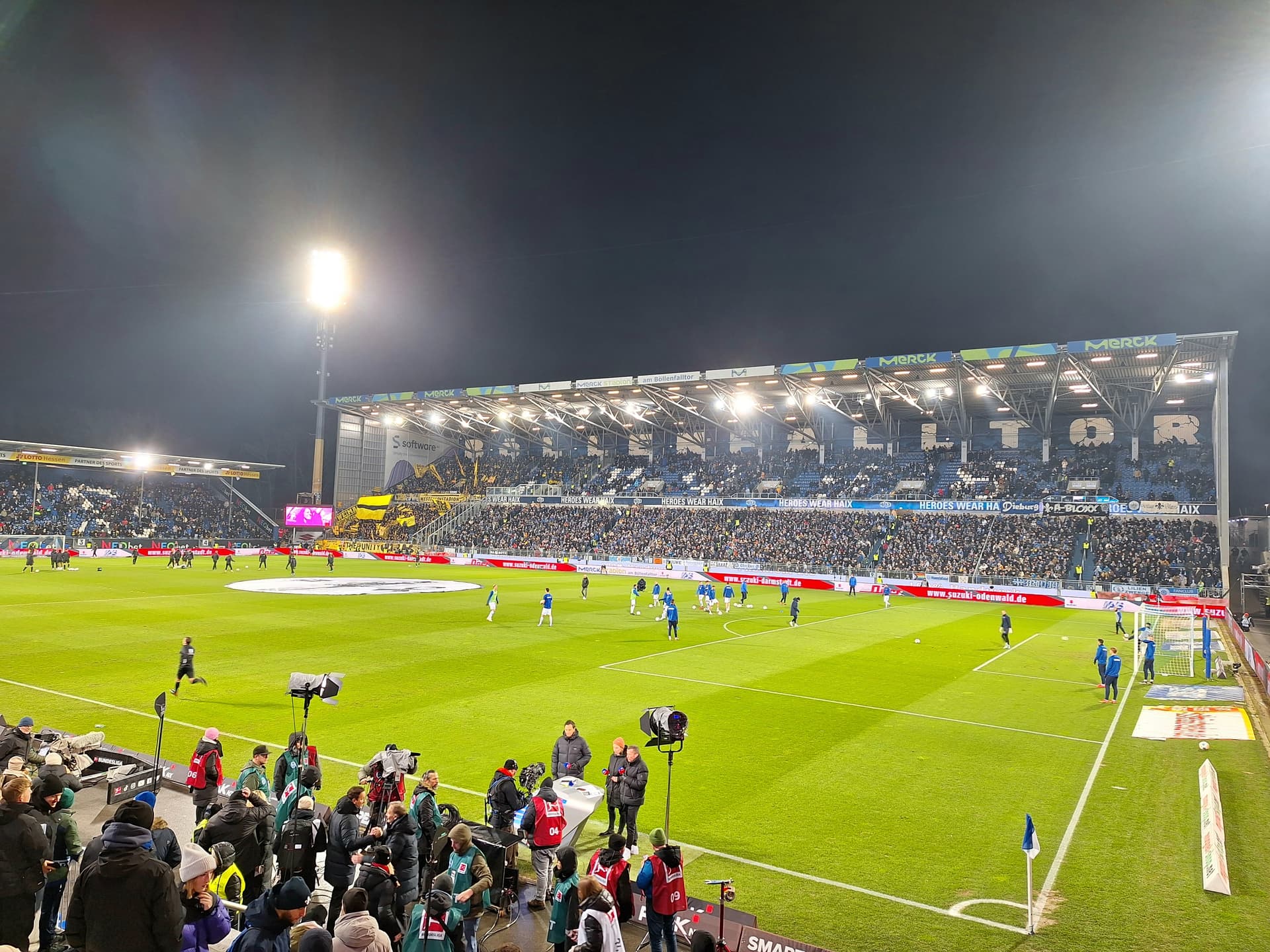 Gegengerade des Stadions am Böllenfalltor in Darmstadt gegen Dortmund am 13. Januar 2024