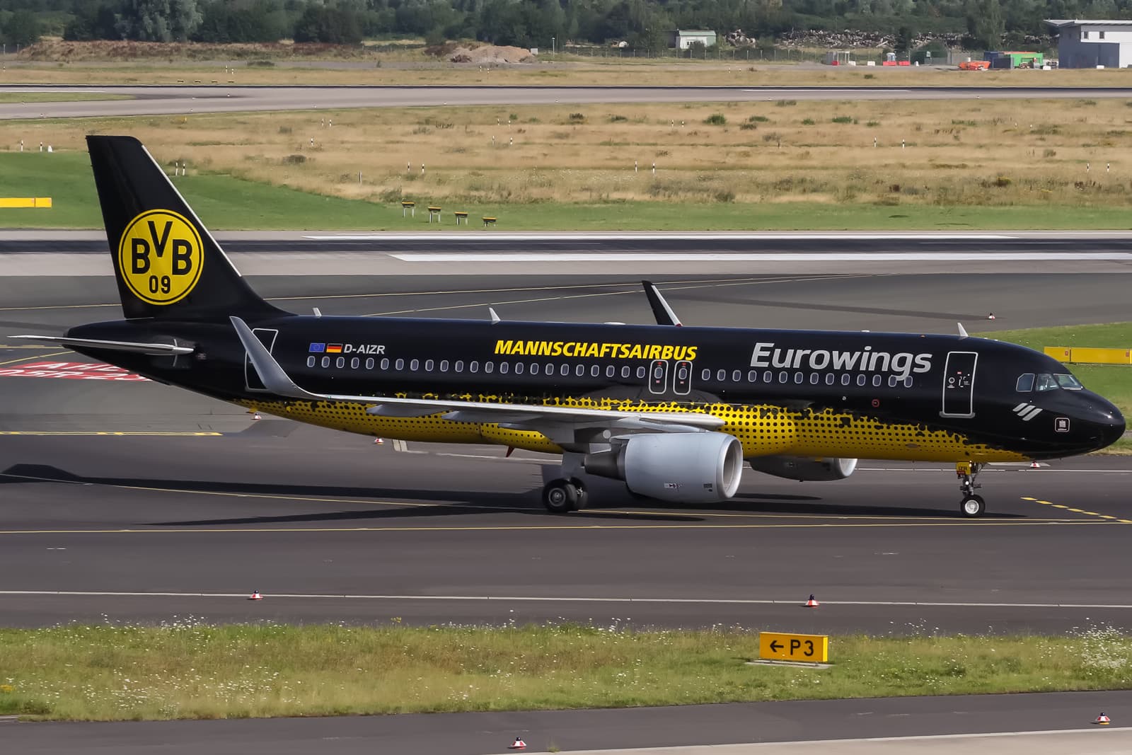 D-AIZR Eurowings Airbus A320-214(WL) coming from Prague (PRG - LKPR) @ Düsseldorf - Rhein-Ruhr International (DUS - EDDL