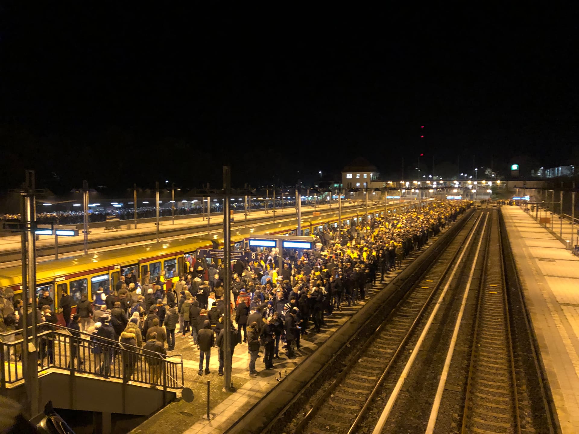 S-Bahnhof Olympiastadion, wartende Fans 02
