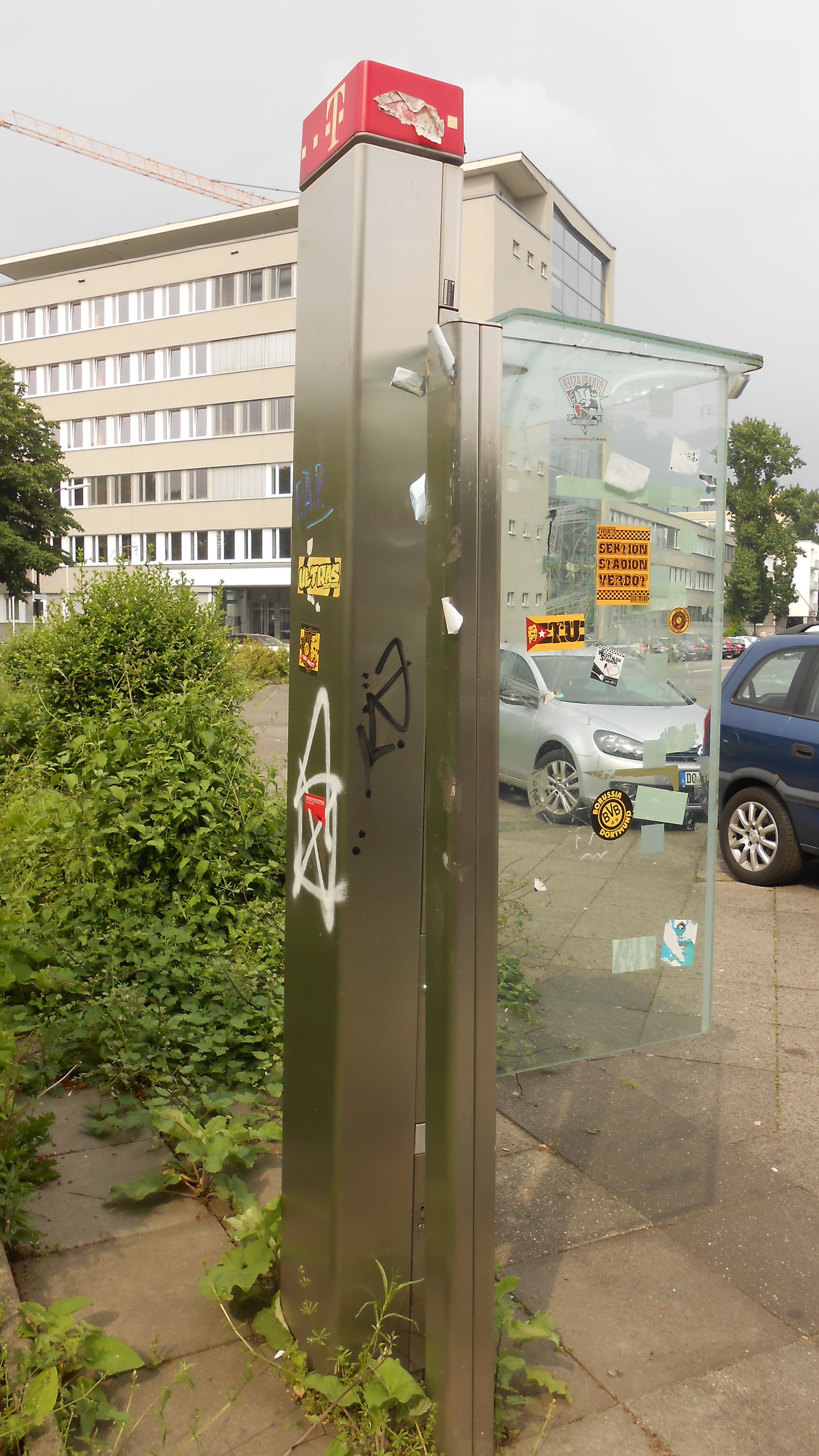 Telefonzelle vor Fritz-Henßler-Haus