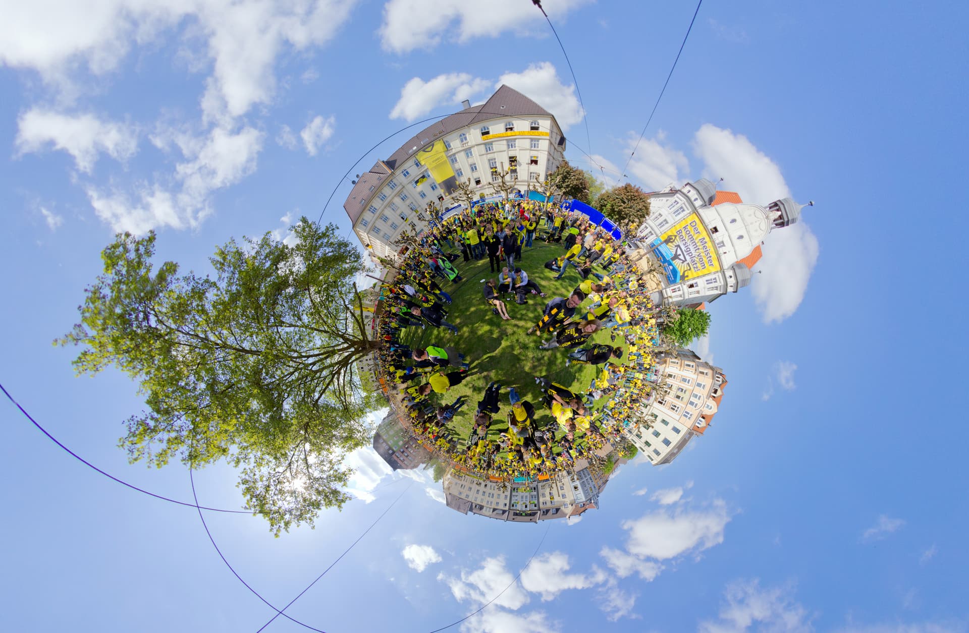 Meisterfeier 2012 Borsigplatz 01 Panorama Stereografisch