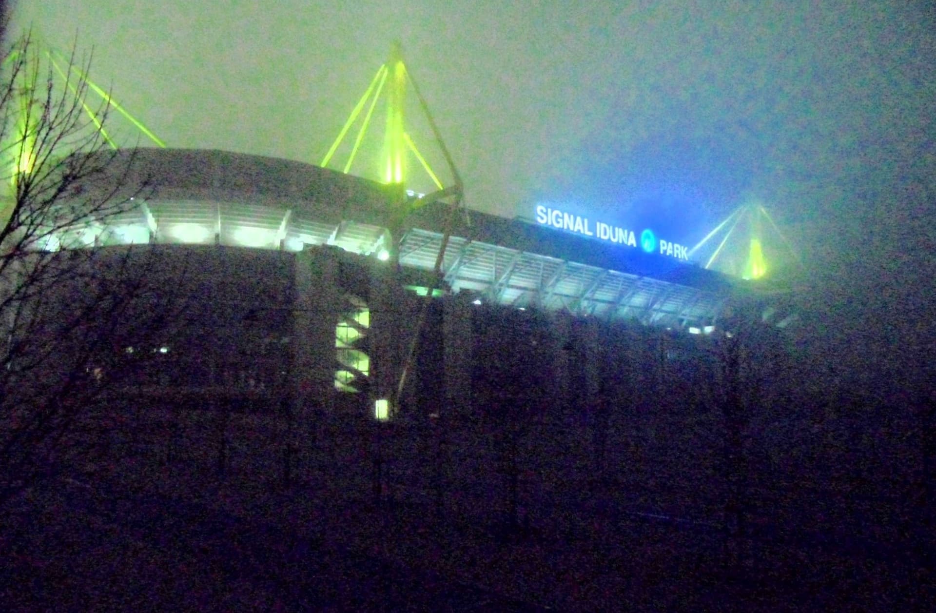 Westfalenstadion Signal-Iduna-Park Westtribüne von-NW März-2013