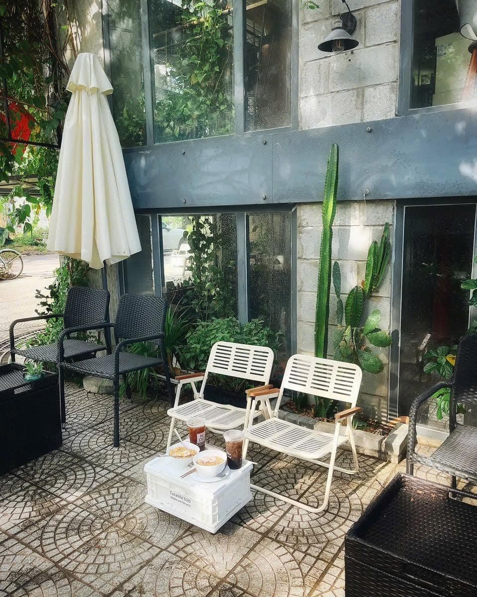 Start your Da Nang morning with aromatic coffee and a healthy breakfas (1 of 6)