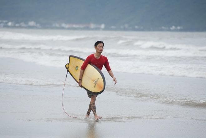 After the tropical storm yesterday; everyone is ready to surf! (1 of 3)