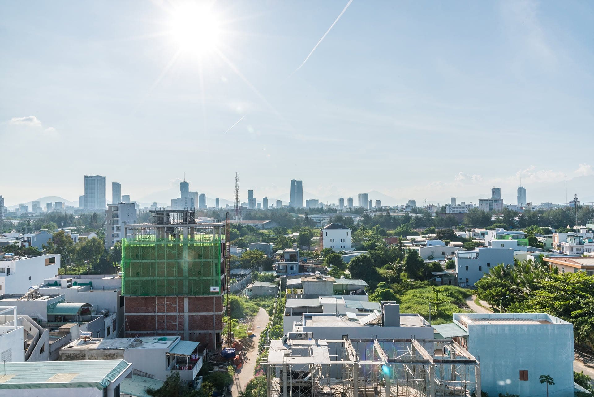Ra đường sợ nắng sợ mưa