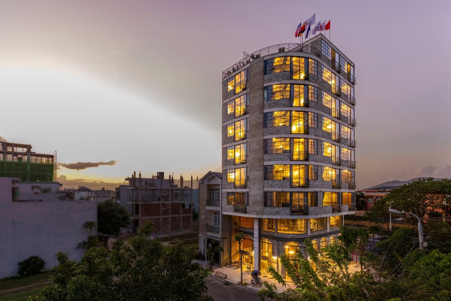 BRIDGES DANANG CO WORKING SPACE provides workspace for individuals, or (1 of 9)