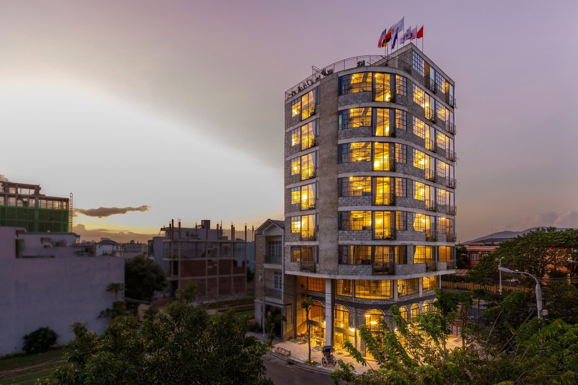 BRIDGES DANANG CO WORKING SPACE provides workspace for individuals, or (2 of 9)