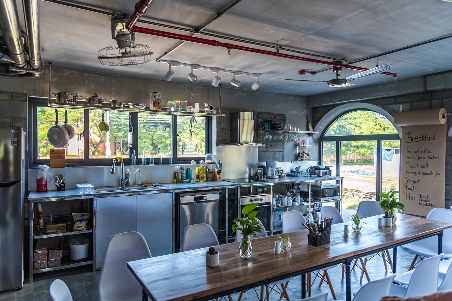 BRIDGES DANANG CO WORKING SPACE provides workspace for individuals, or (3 of 9)