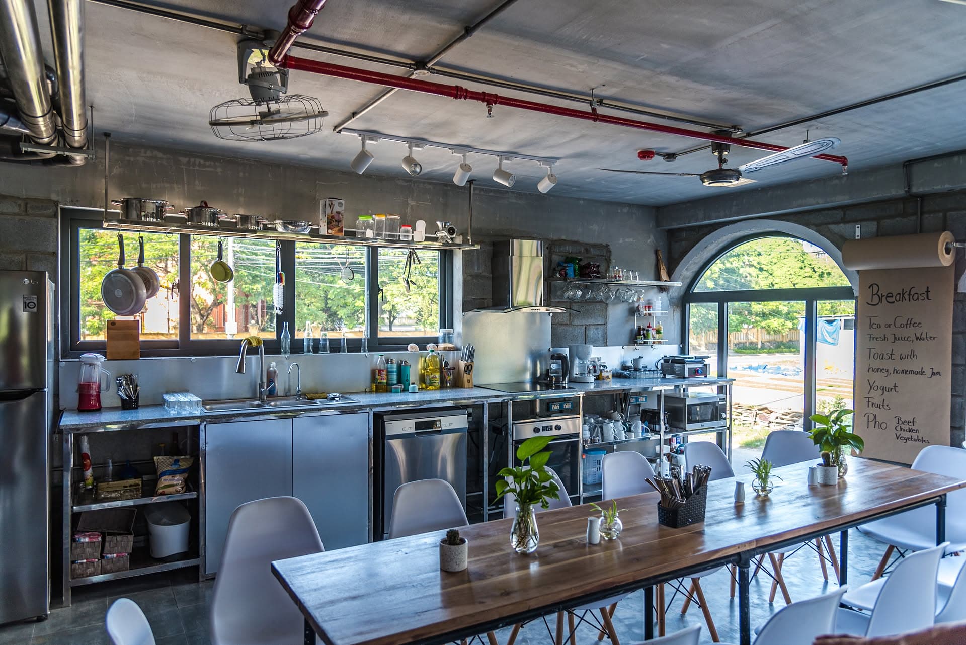 BRIDGES DANANG CO WORKING SPACE provides workspace for individuals, or (4 of 9)