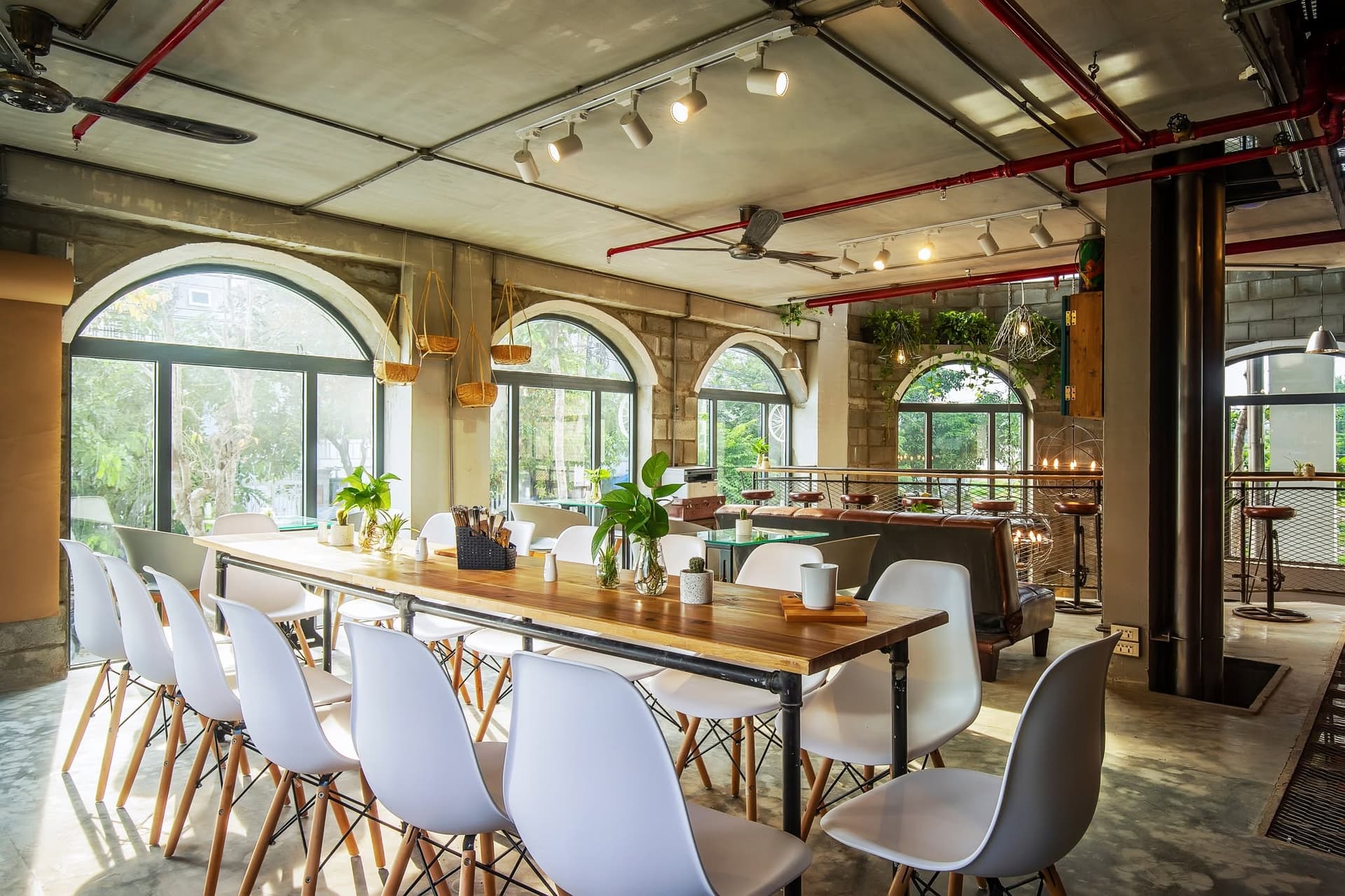 BRIDGES DANANG CO WORKING SPACE provides workspace for individuals, or (8 of 9)