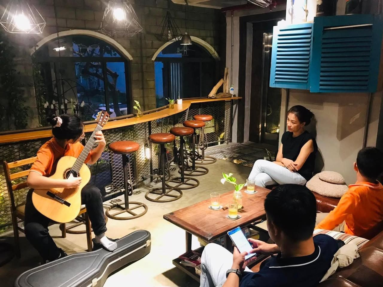 Những khoảnh khắc dễ thương từ buổi sound check của Danang Guitar Conc (1 of 7)