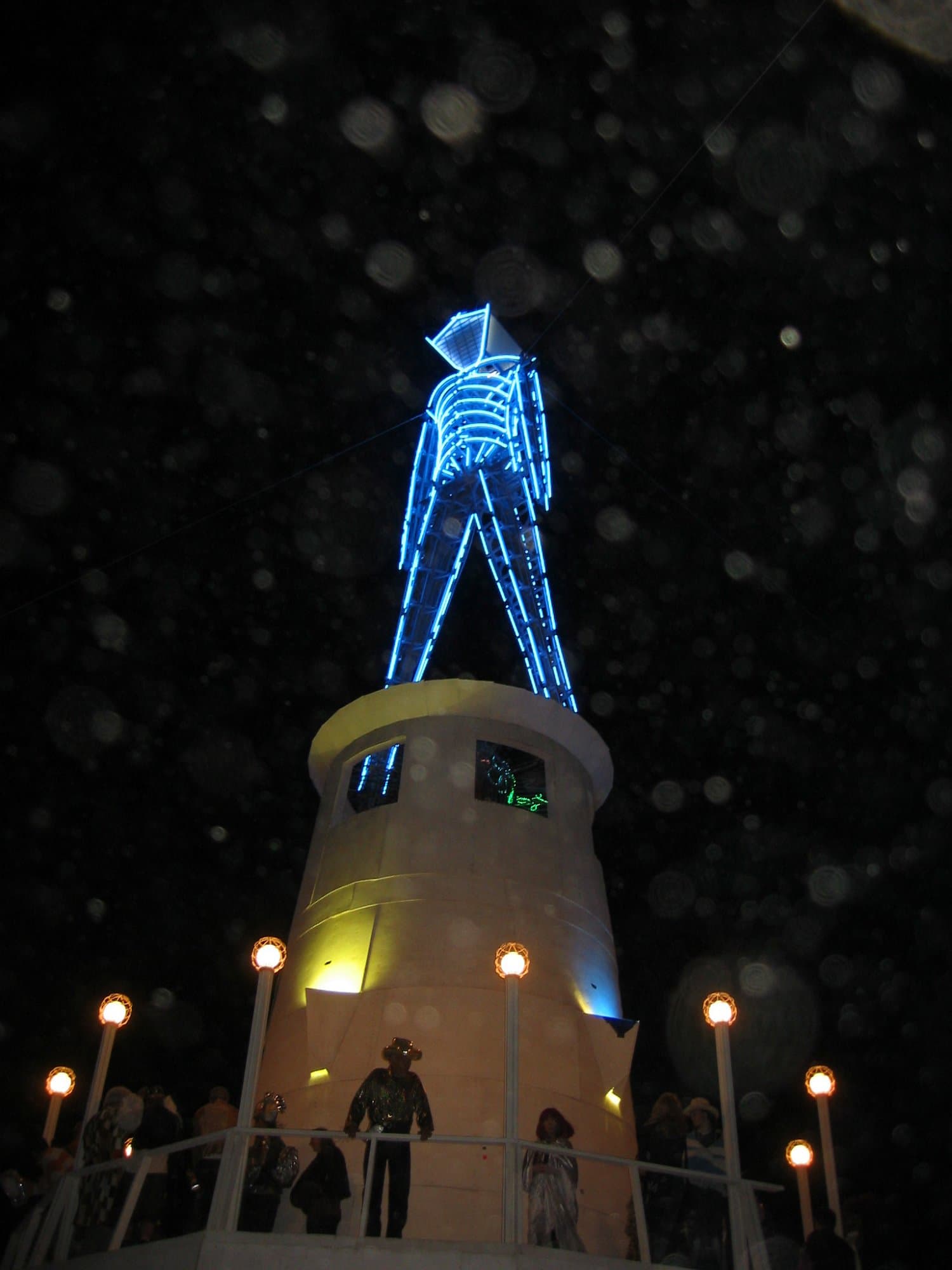 The blue-neon Man on the lighthouse · 4/5