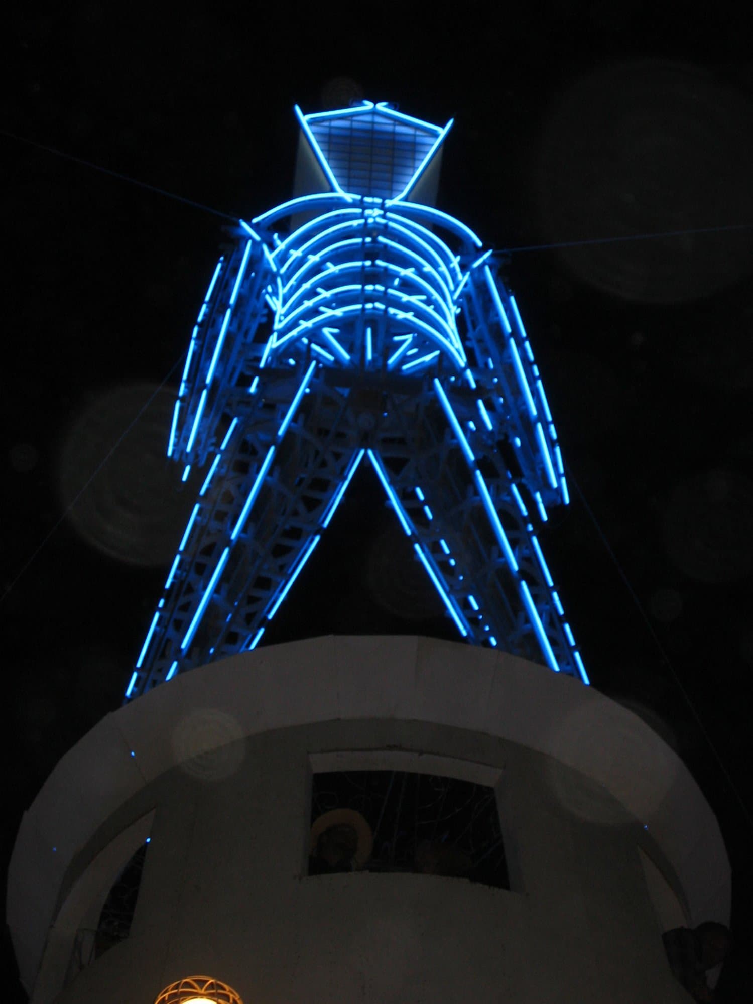 The lighthouse Man over the crowd · 3/3