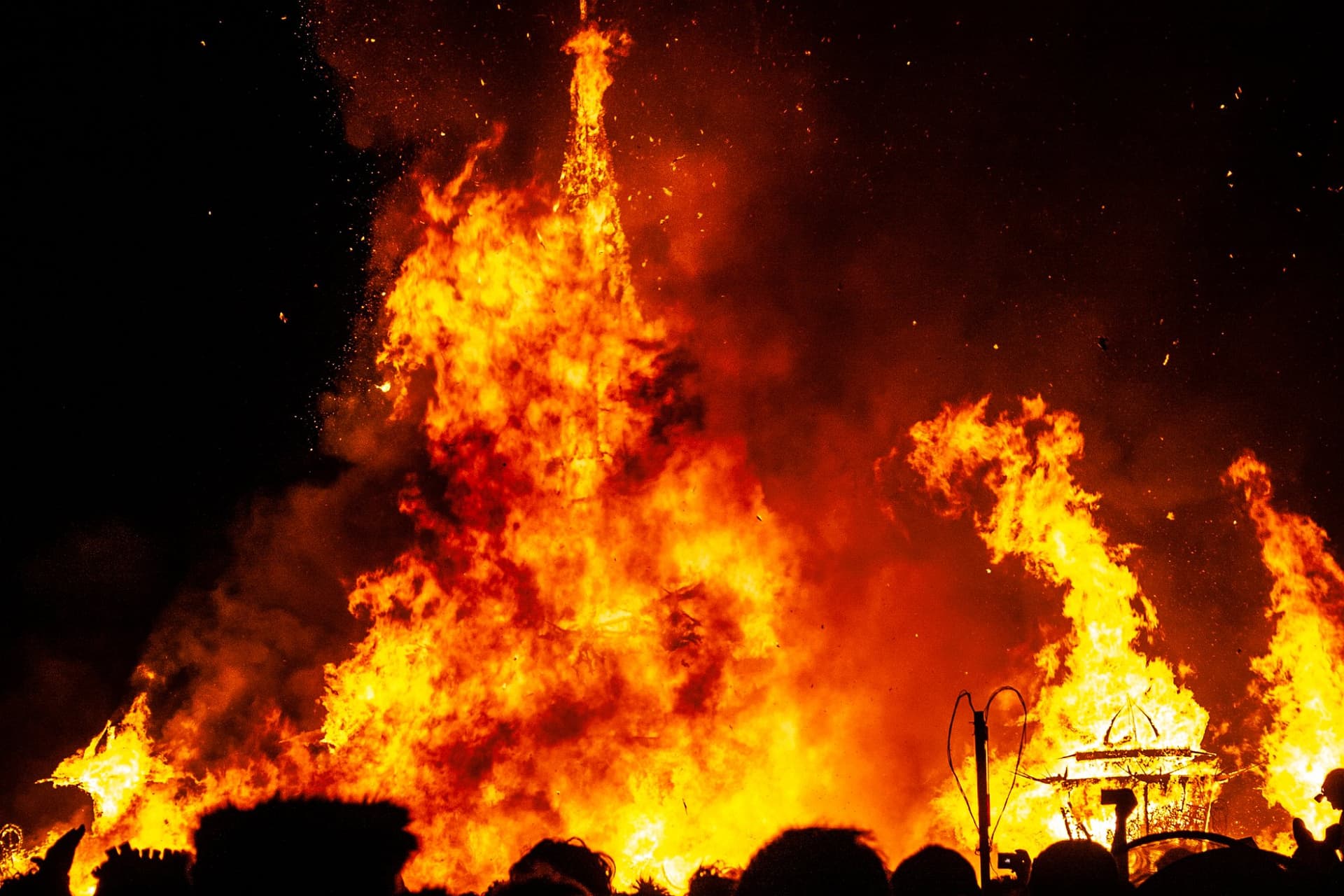 The Temple of Stars burns, 2004 · 7/9