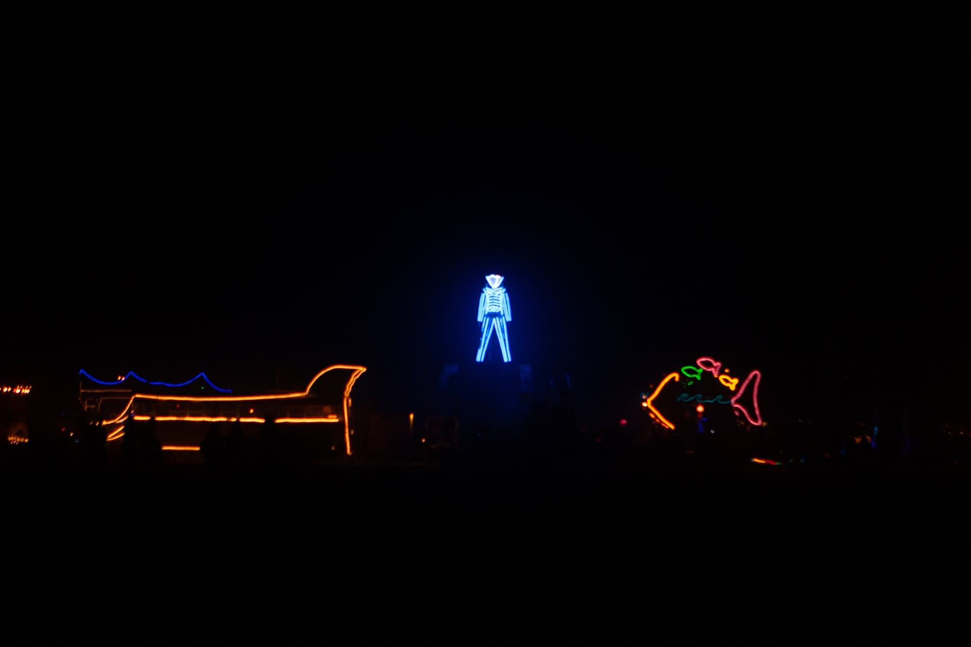 The blue-neon Man over the city · 2/5