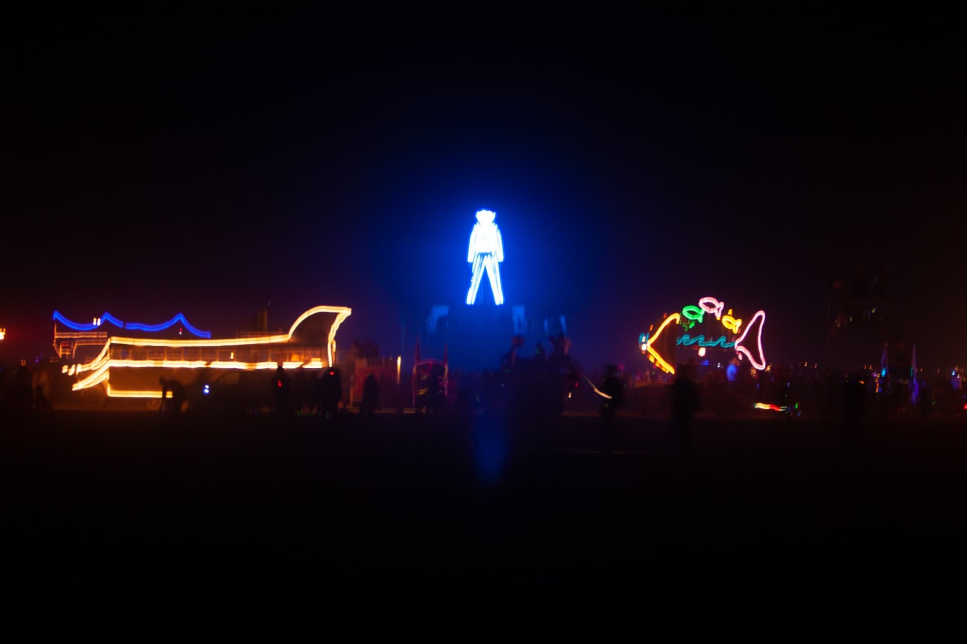 The blue-neon Man over the city · 3/5