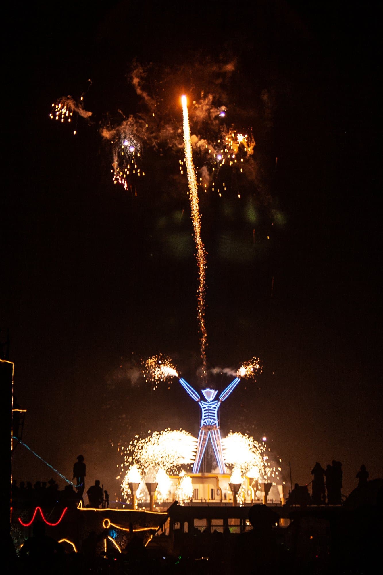 The Man burns with fireworks, 2006 · 11/33