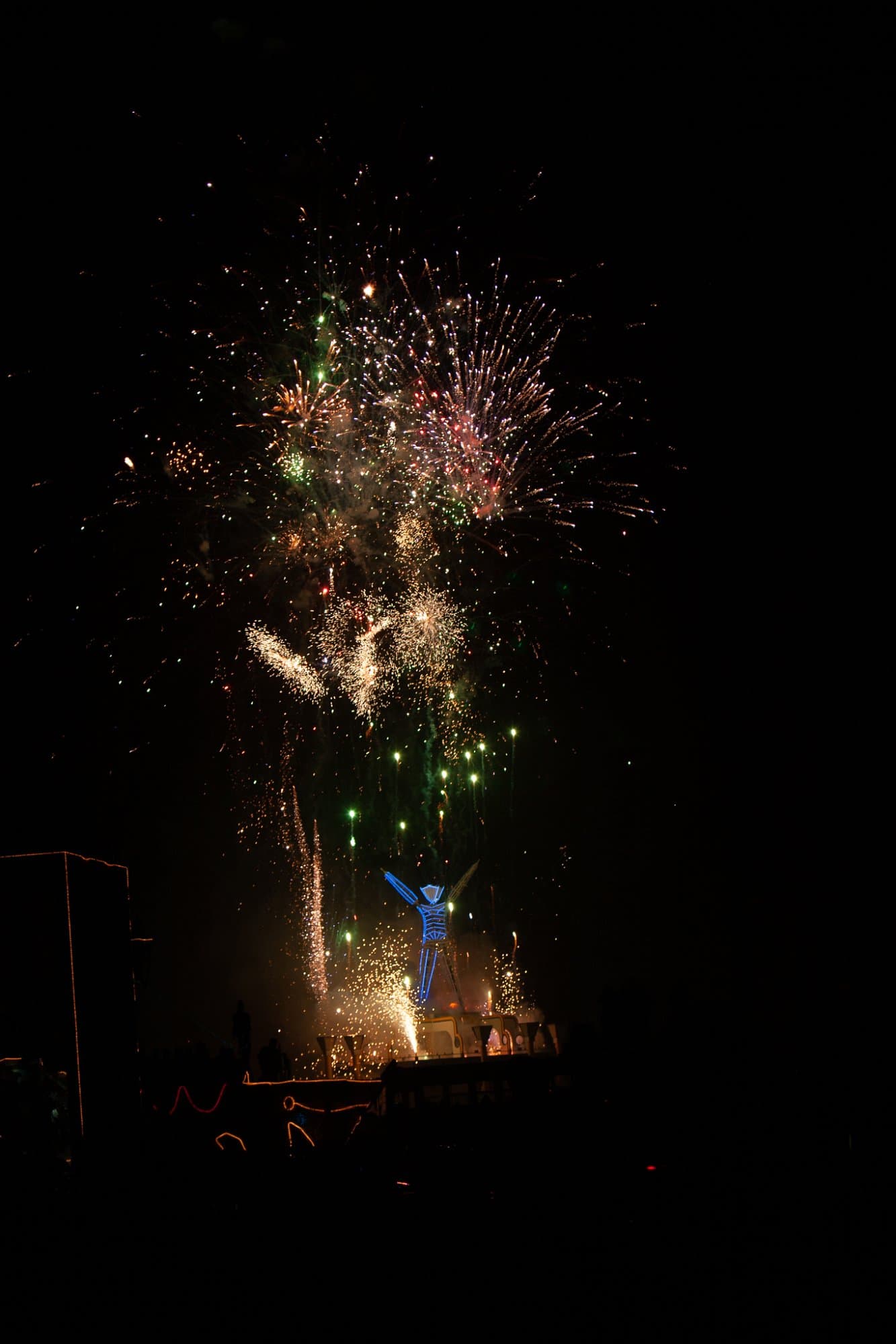 The Man burns with fireworks, 2006 · 32/33