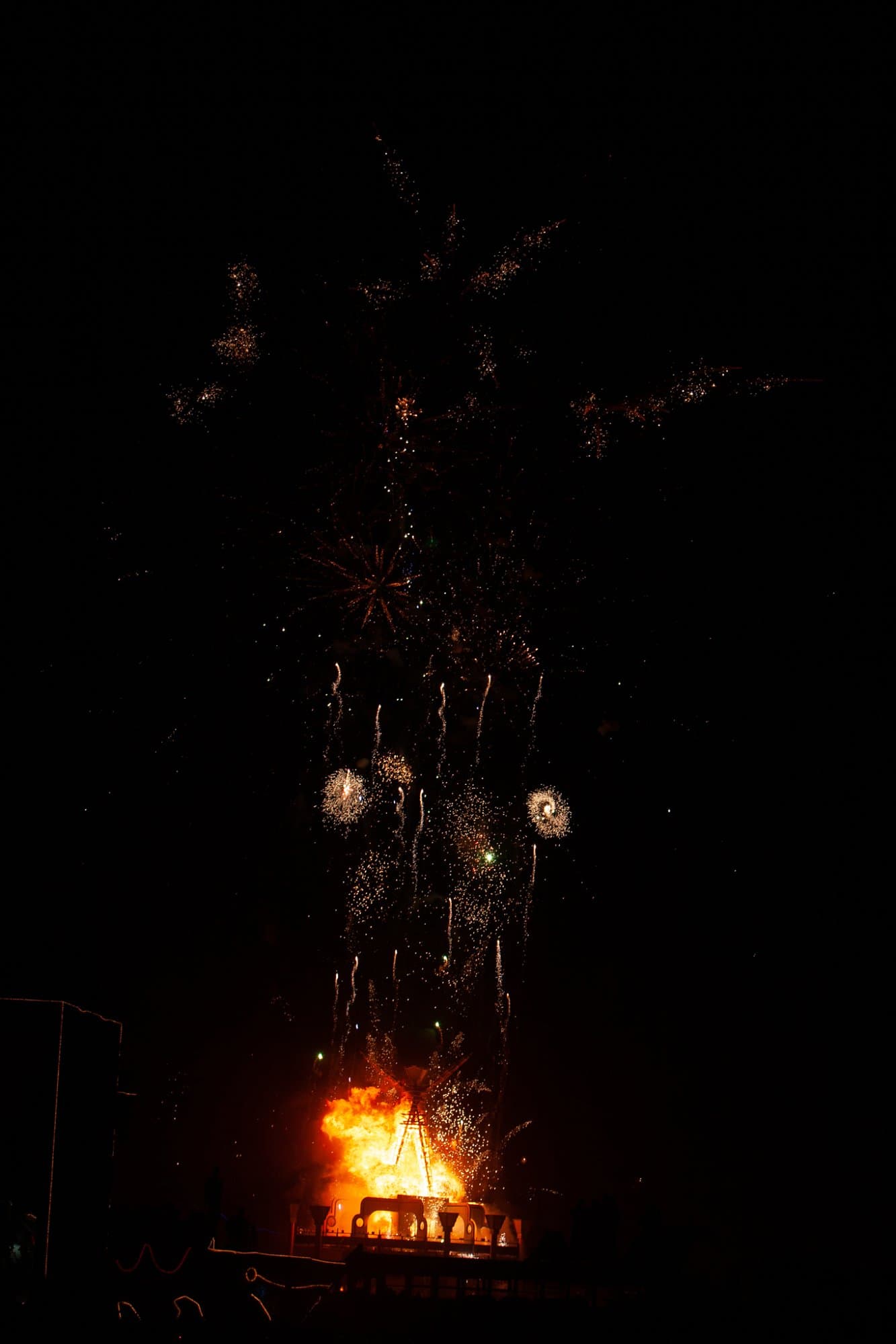 Fireworks over the burning Man, 2006 · 17/20
