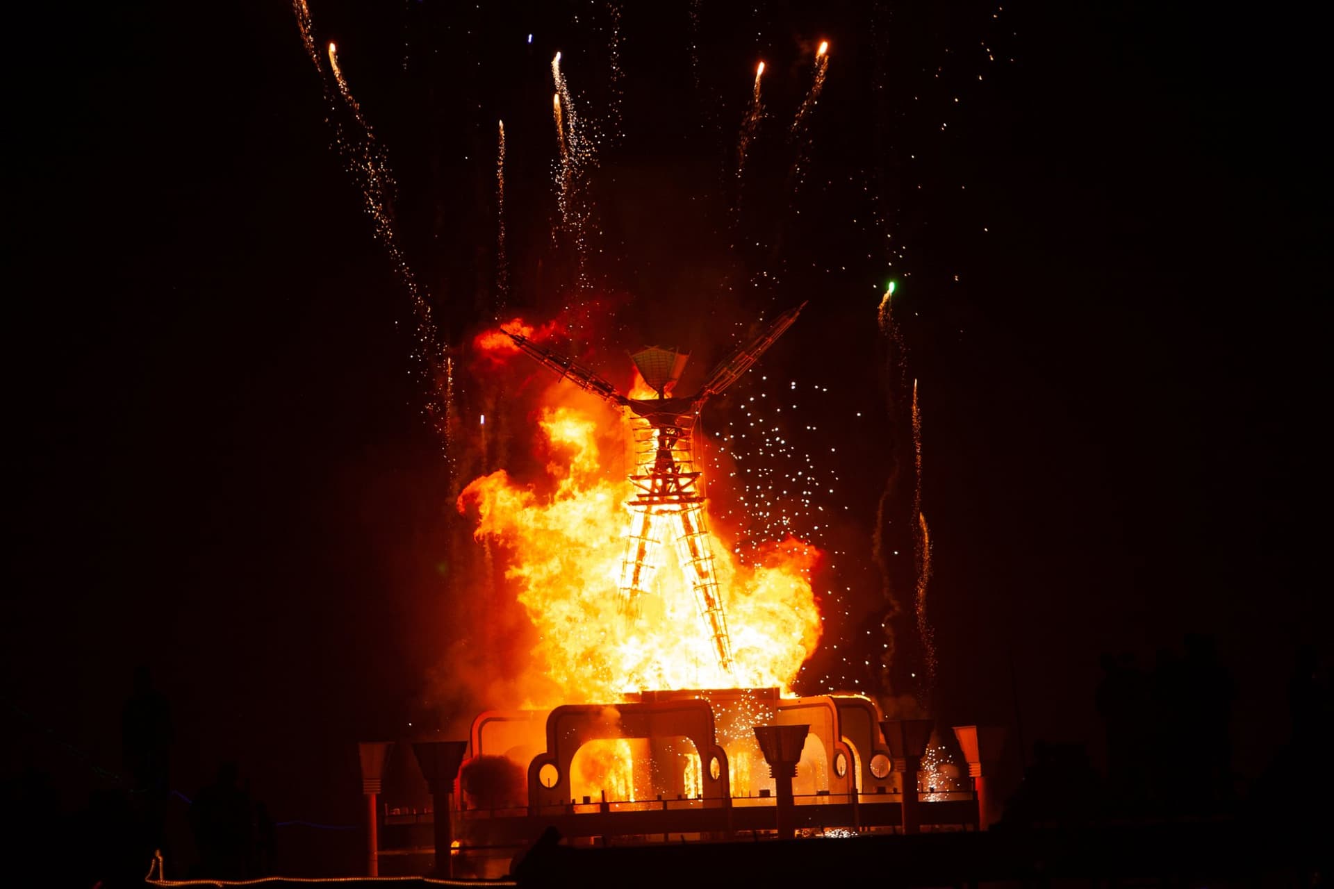 Fireworks over the burning Man, 2006 · 19/20