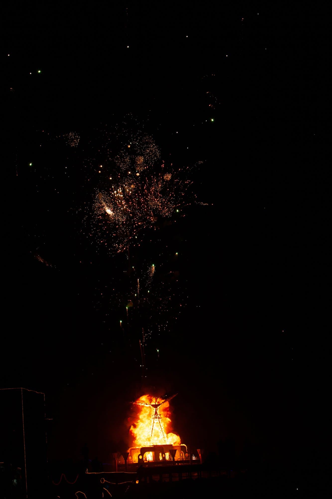 The Pavilion burns, 2006 · 15/80
