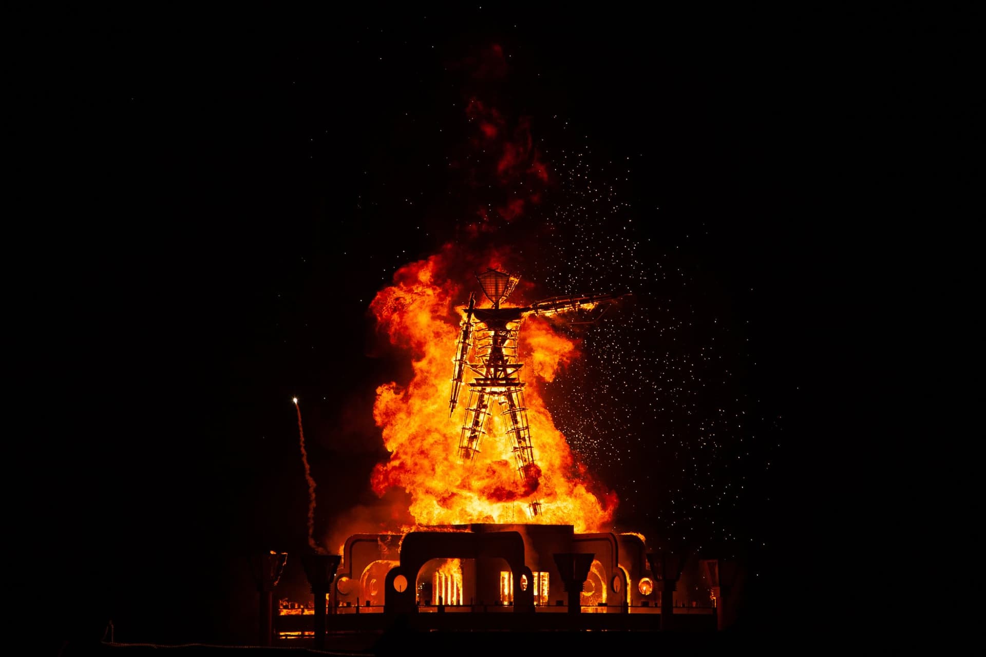 The Pavilion burns, 2006 · 33/80