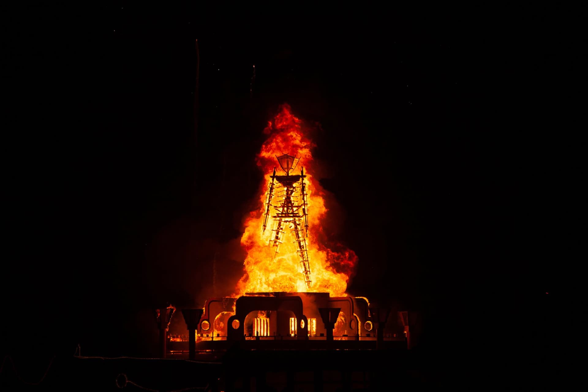 The Pavilion burns, 2006 · 37/80