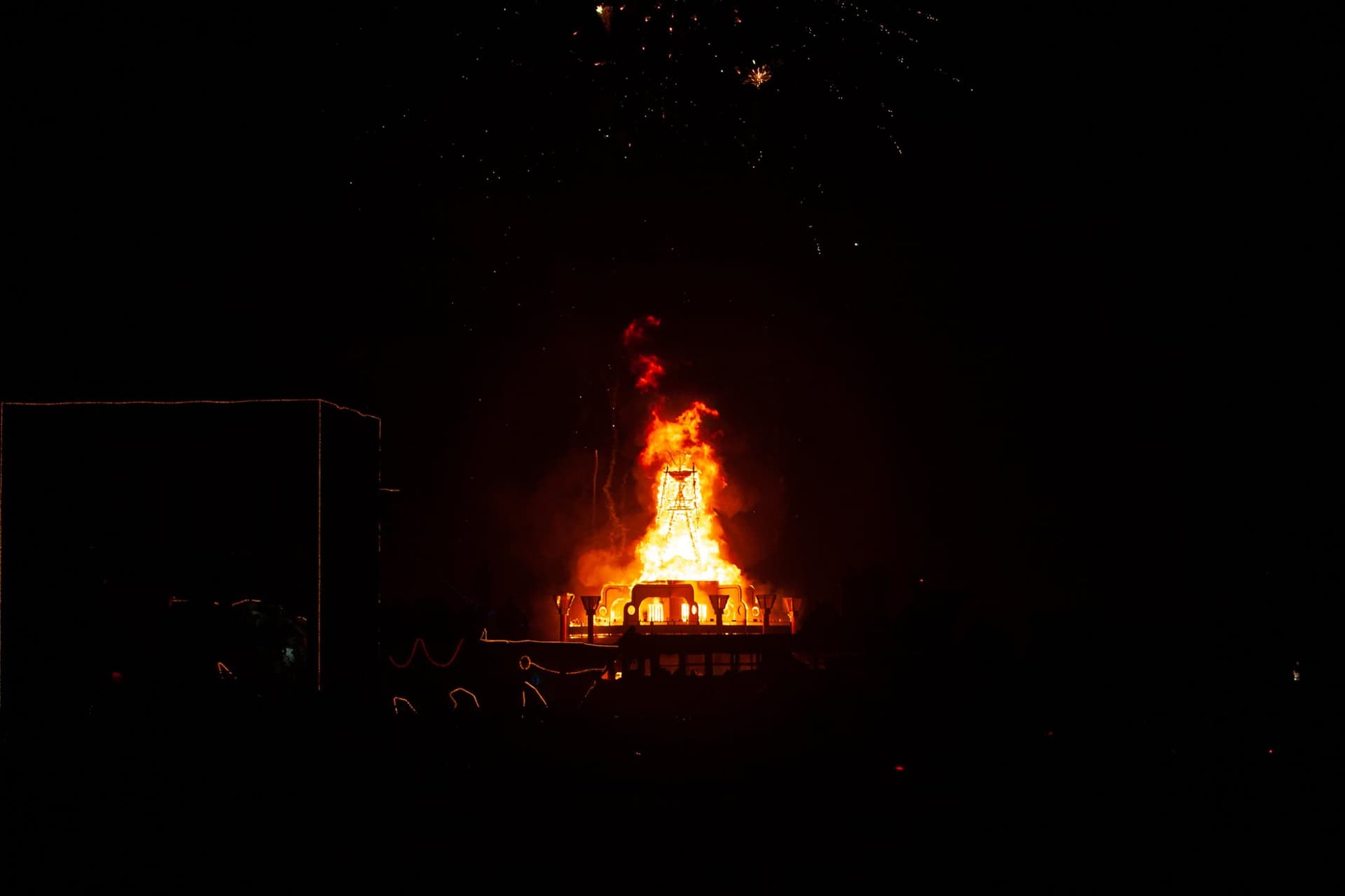 The Pavilion burns, 2006 · 39/80