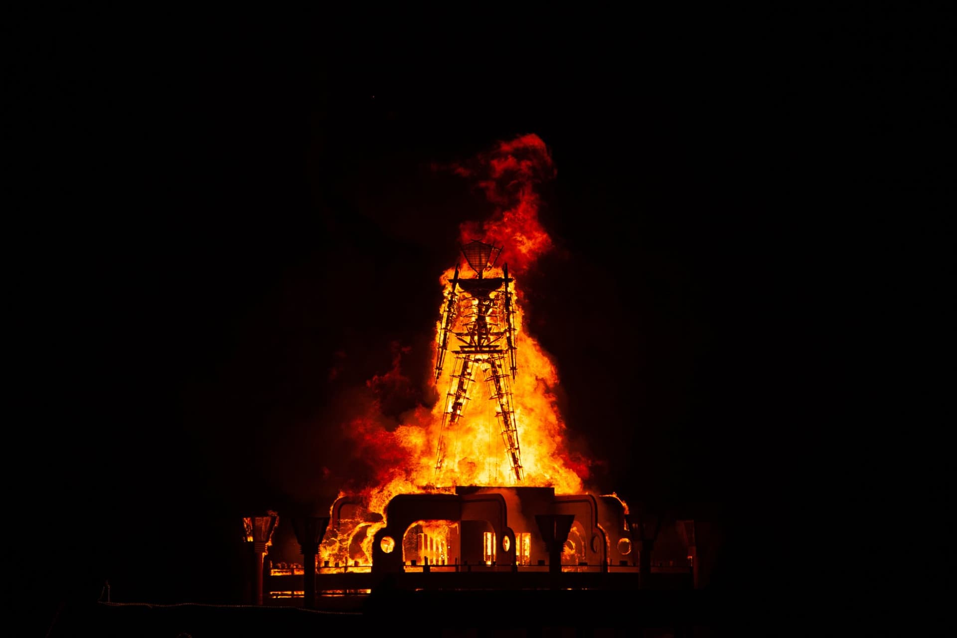 The Pavilion burns, 2006 · 43/80