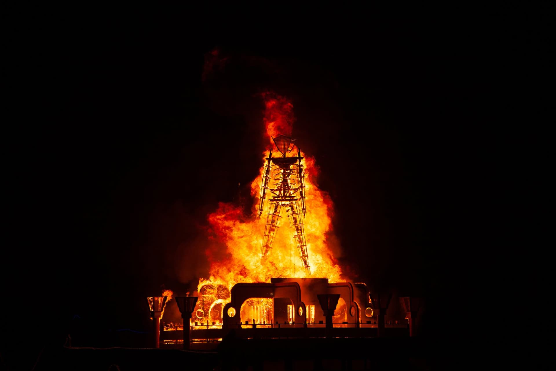 The Pavilion burns, 2006 · 44/80