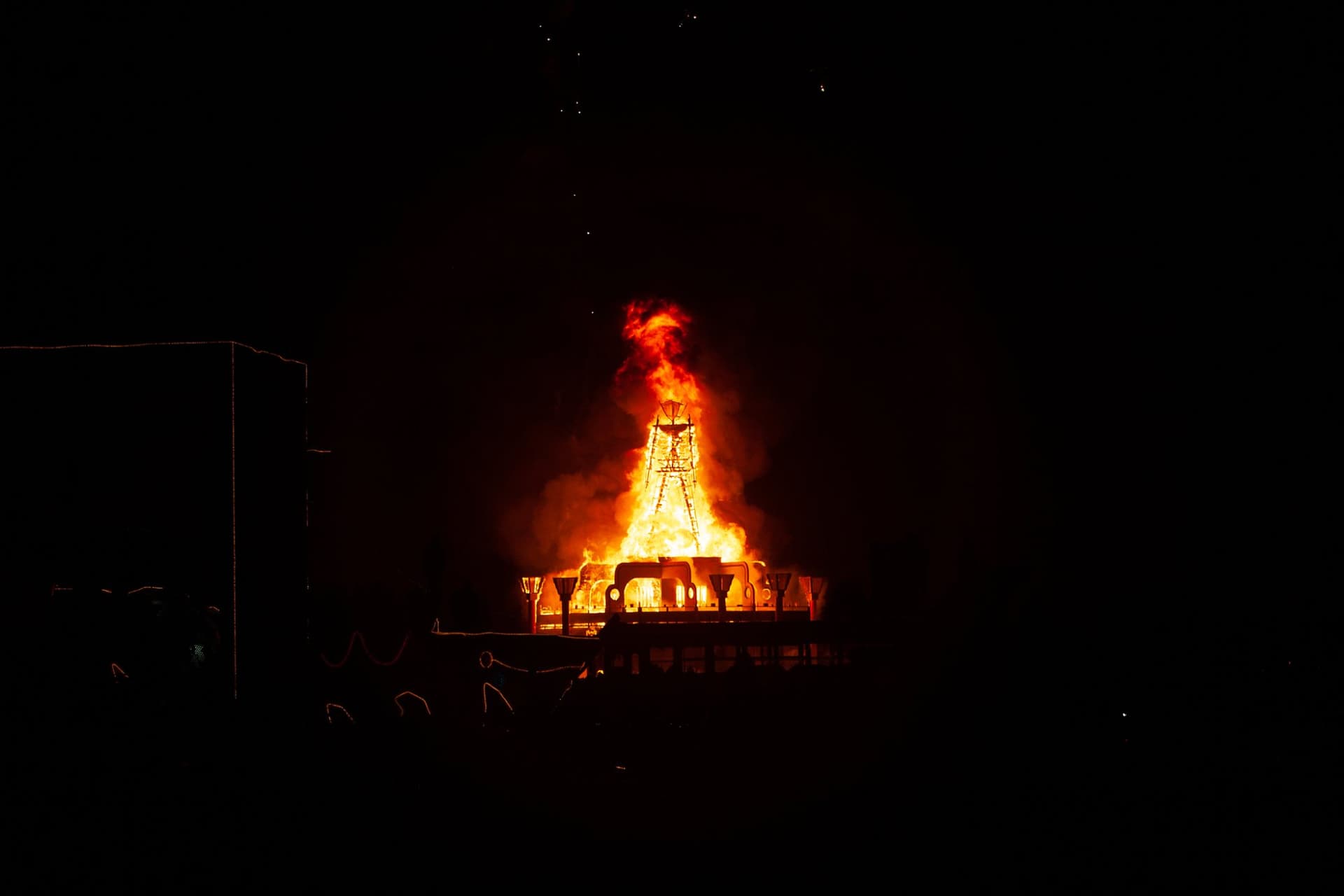 The Pavilion burns, 2006 · 47/80
