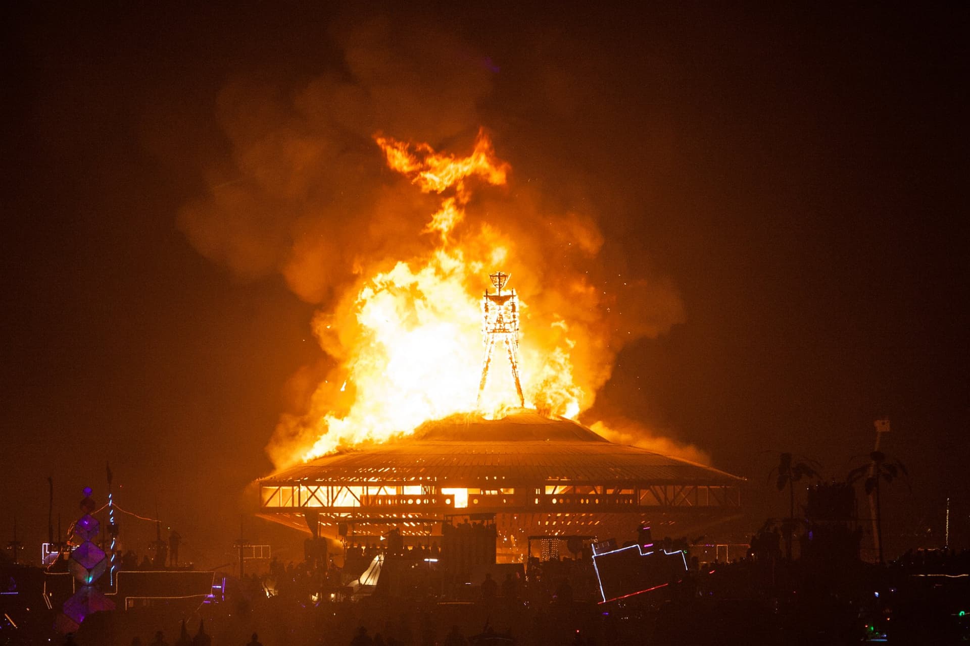 The saucer ablaze · 1/7
