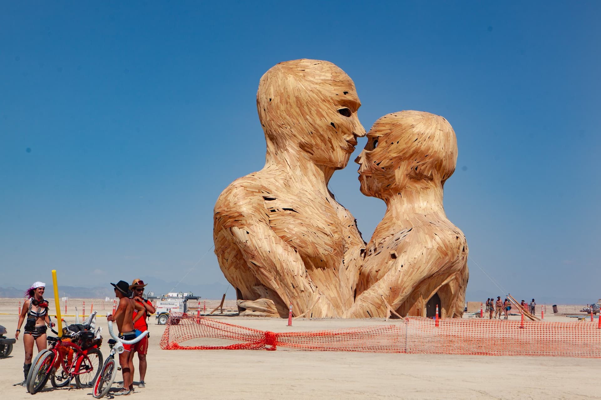 Embrace - the two figures · 1/2
