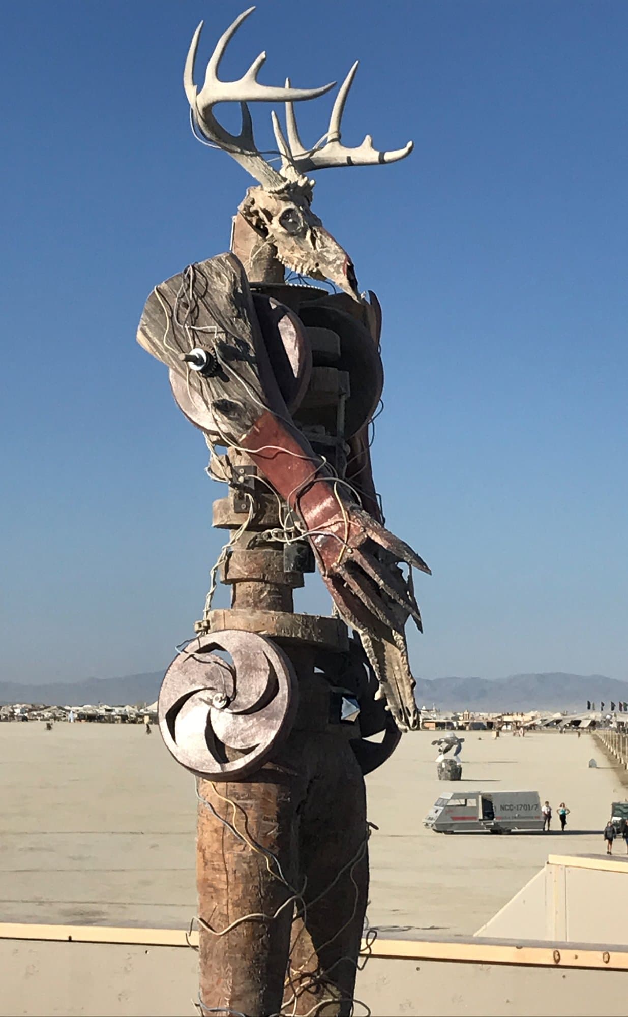 The robot sculptures · 1/17