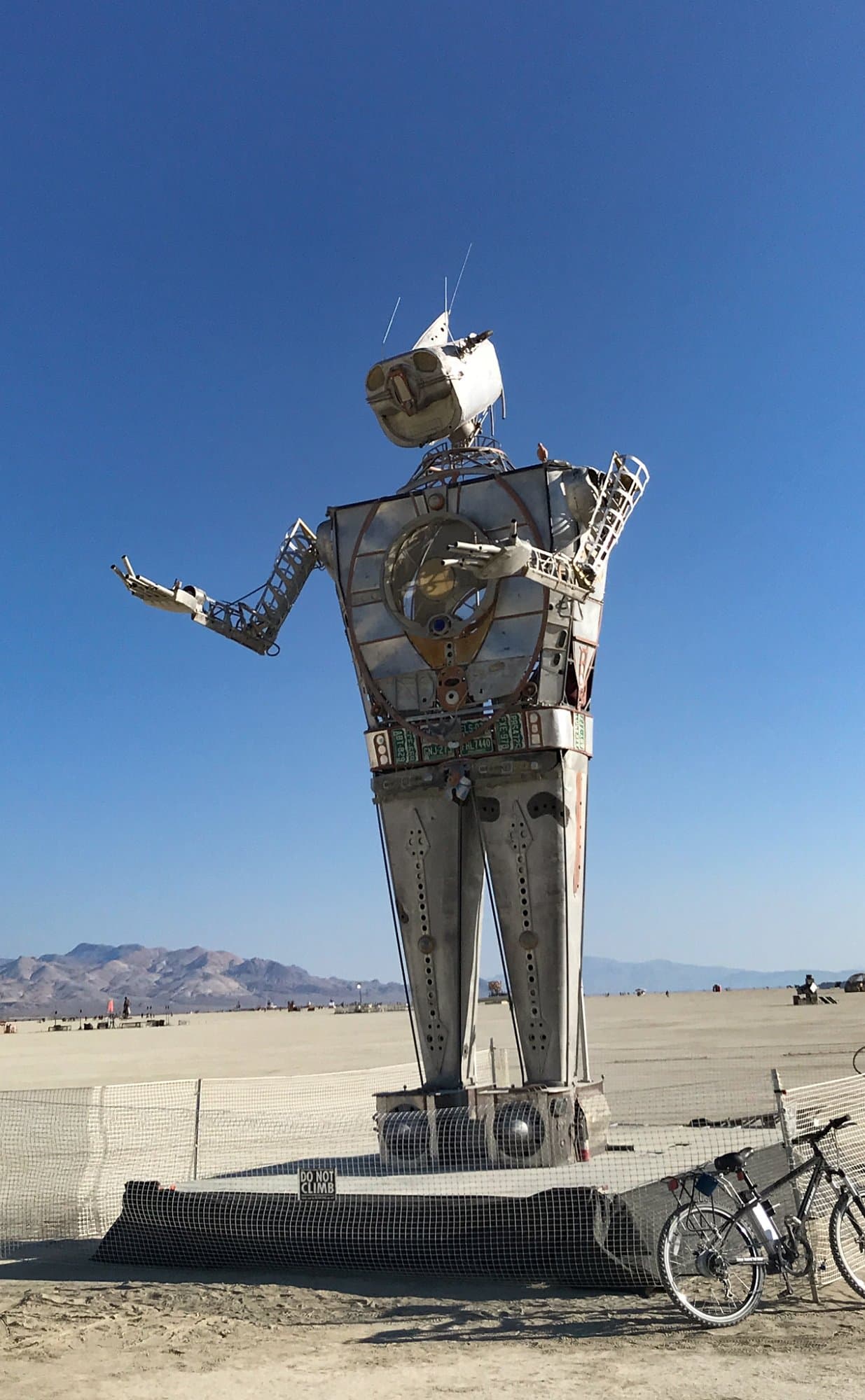 The welded robot figure · 4/8