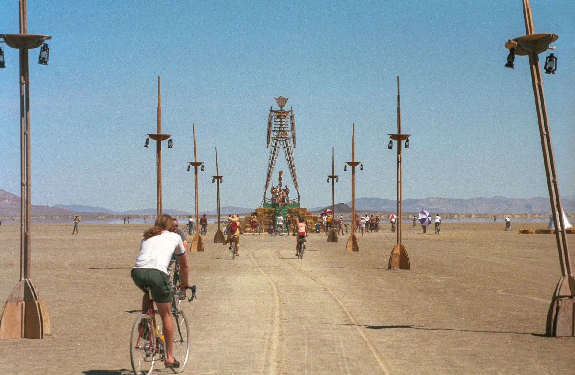 The lamppost boulevard · 3/6