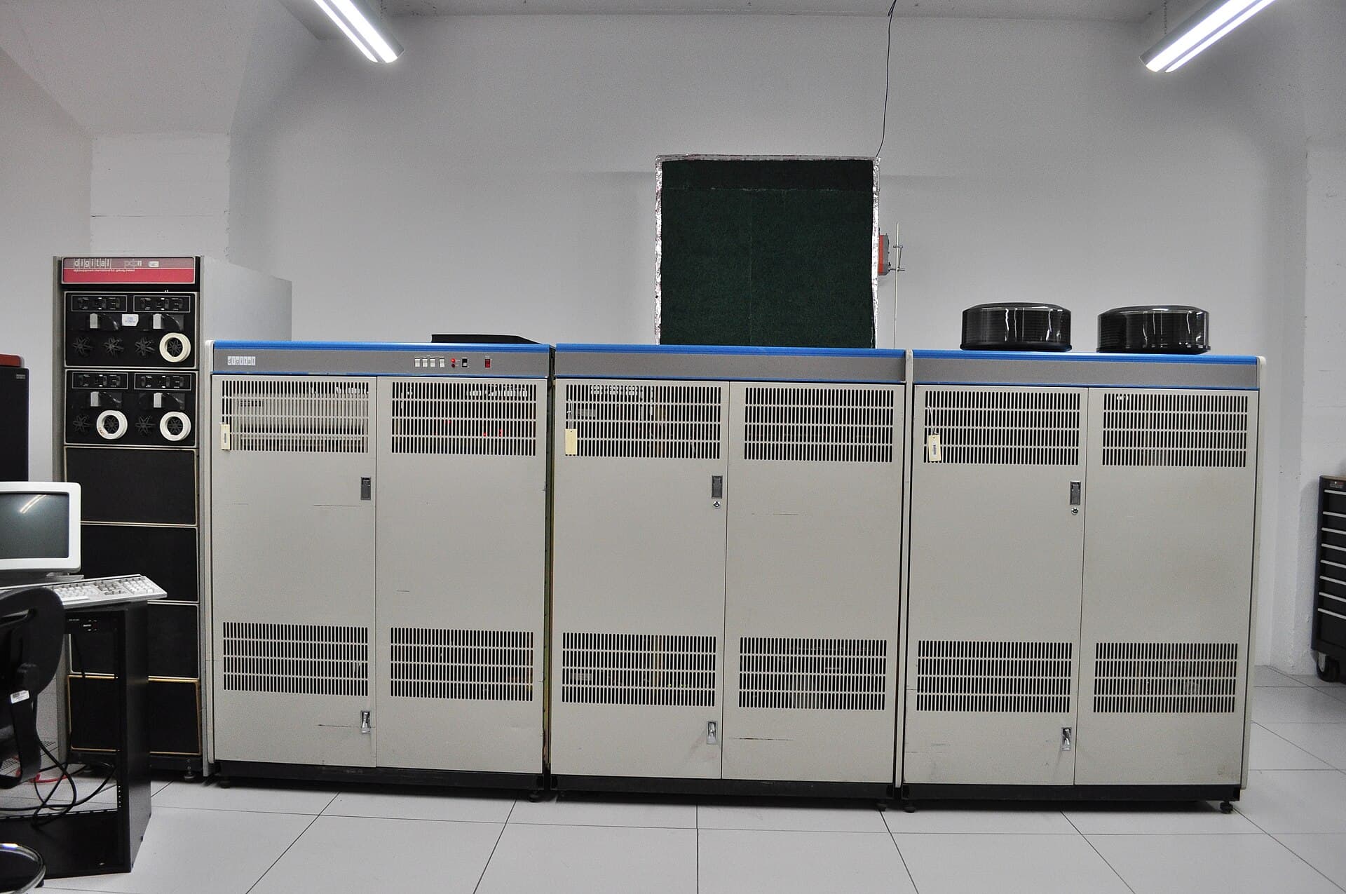 A DEC PDP-10 / DECSYSTEM-10, the machine Creeper ran on