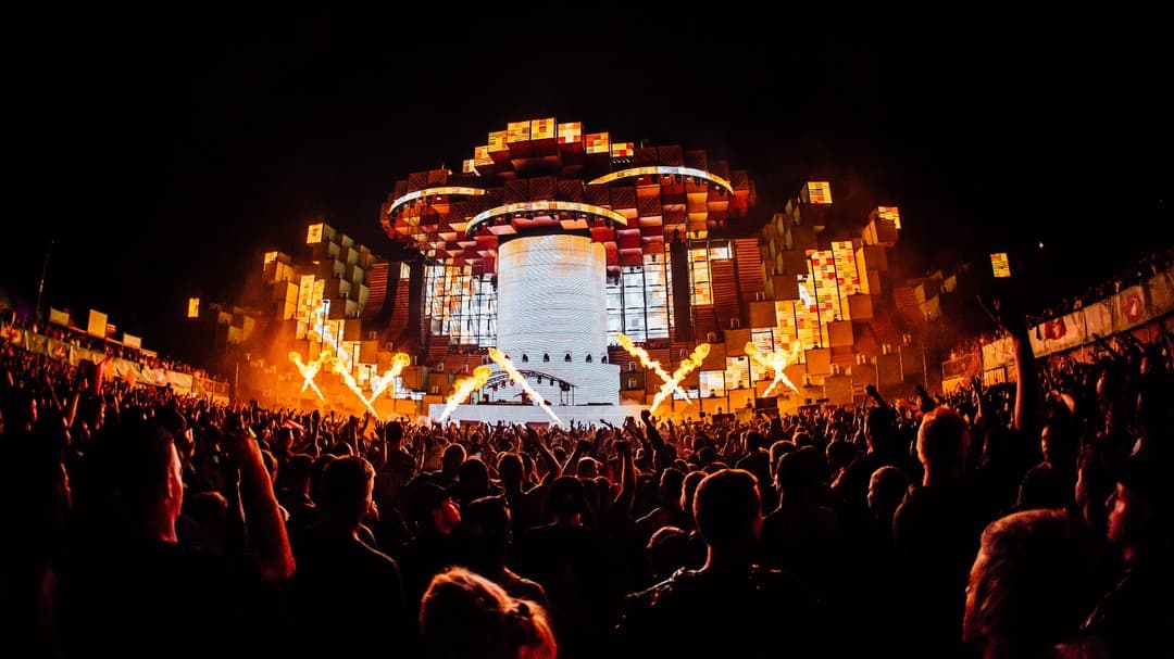 This is honestly one of the craziest crowds in the world ~ Steve Aoki ❤️
