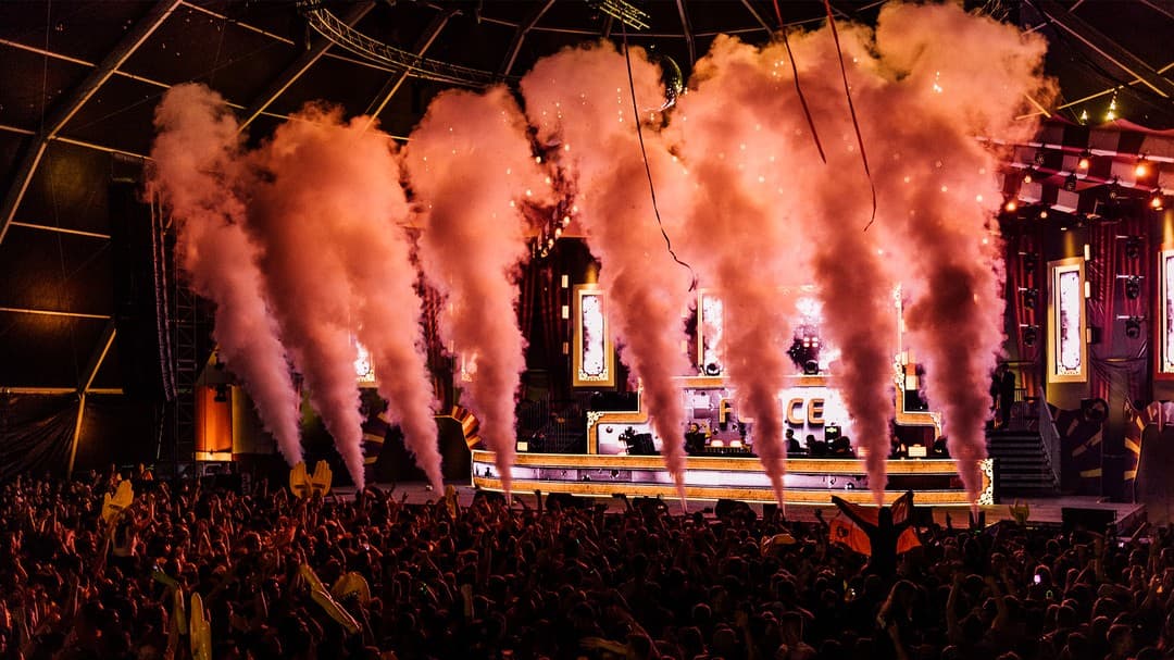 CO2 action at the official warm up party at the Club Circus Stage π₯π¨
