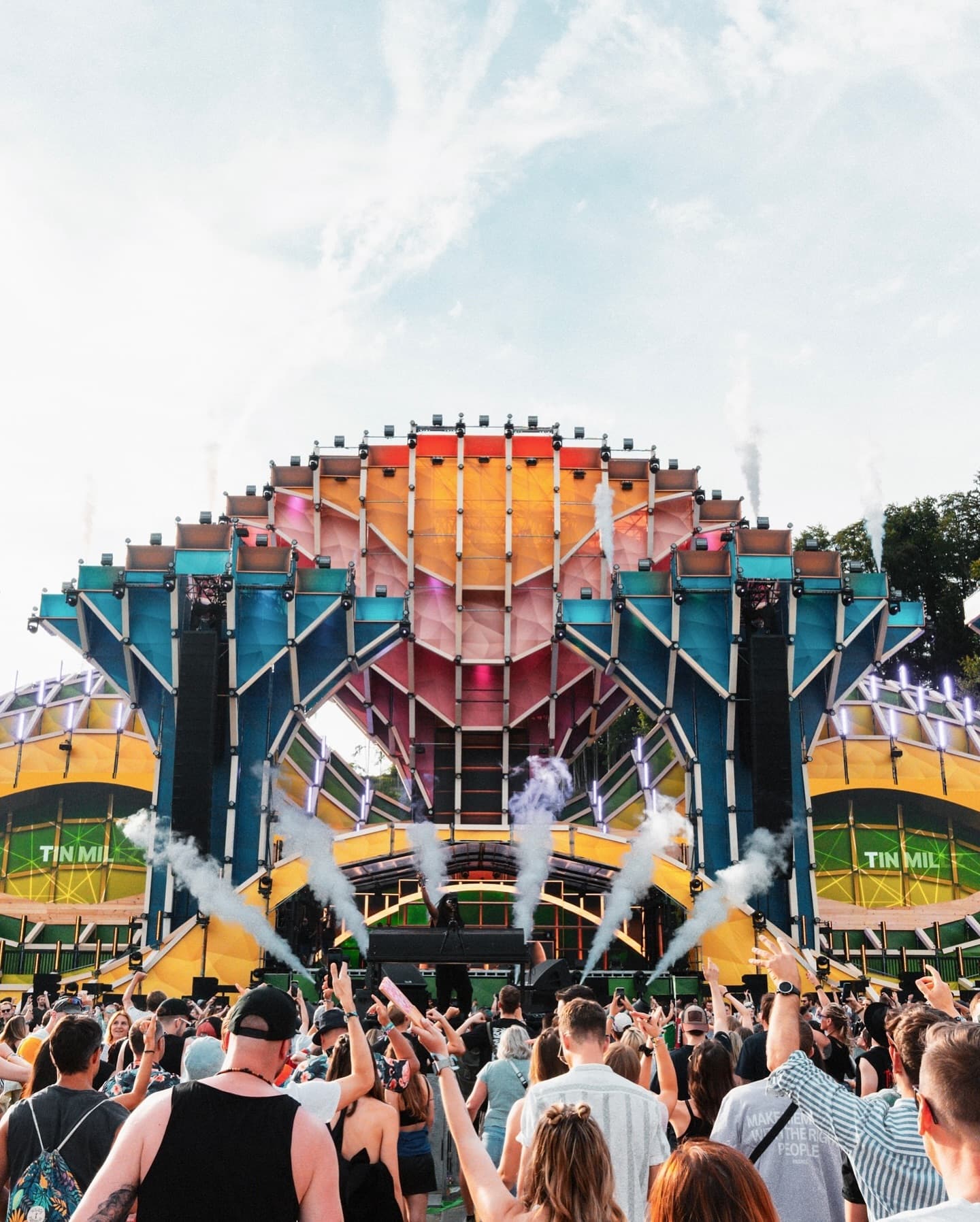 Sunny festival days call for a refreshing Red Bull Summer Edition πβ¨ (2/2)