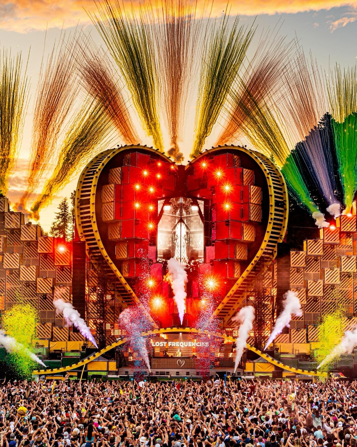 Our magical centerpiece, the ๐บ๐ฎ๐ถ๐ป๐๐๐ฎ๐ด๐ฒ โจ Home of the biggest EDM artist (1/7)
